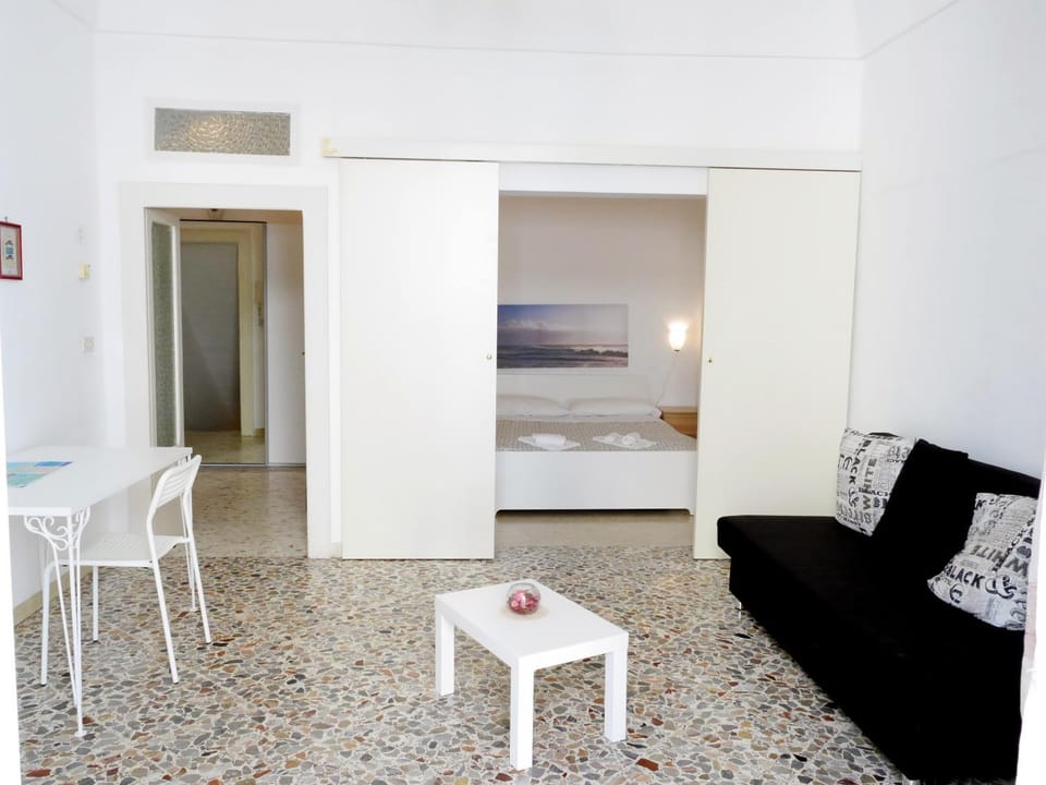 Bed, Day, Living room, Seating area, Bedroom, On site
