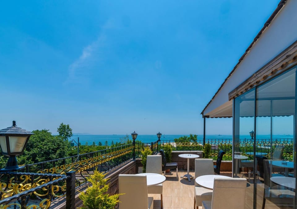 Property building, Restaurant/places to eat, Balcony/Terrace, Breakfast