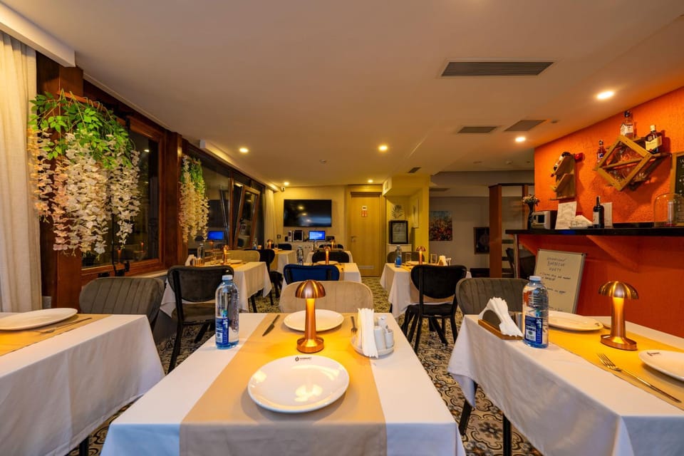 Restaurant/places to eat, Restaurant/places to eat, Balcony/Terrace, Food and drinks, Breakfast