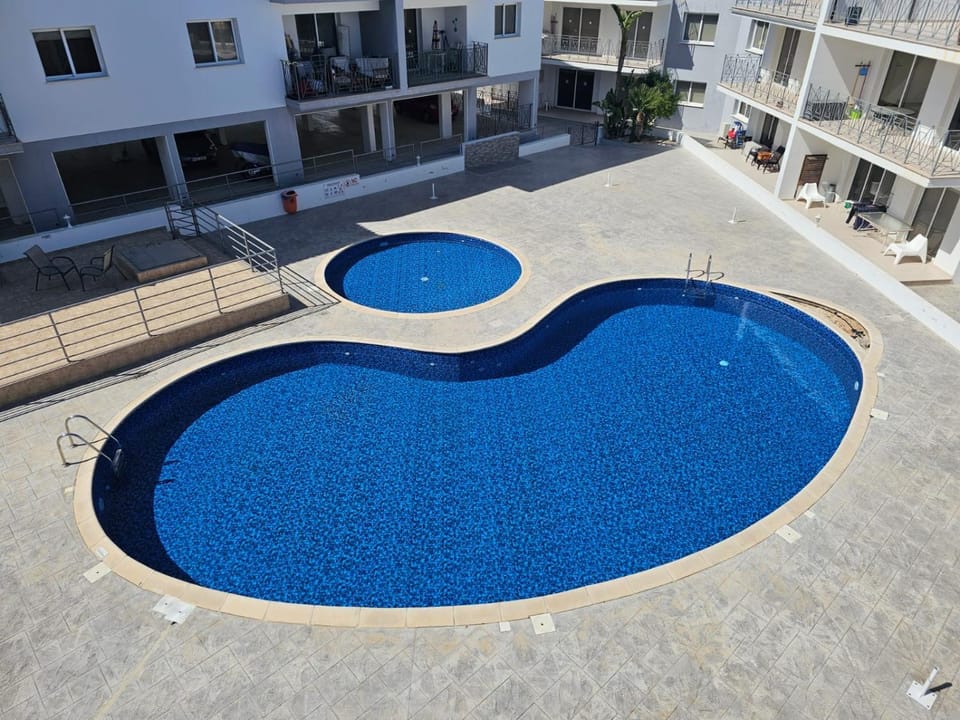 Property building, Day, Pool view, Swimming pool