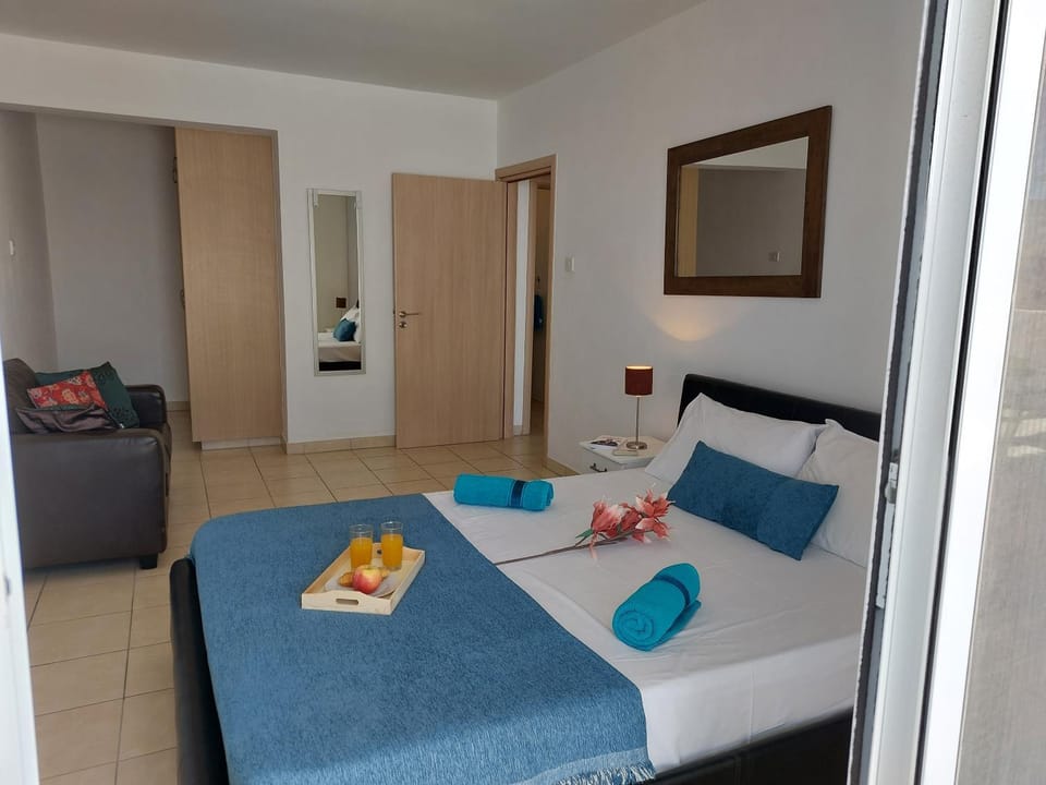 Bed, Photo of the whole room, wardrobe