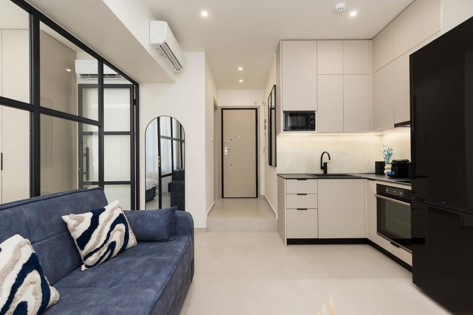 Coffee/tea facilities, Kitchen or kitchenette, Living room, microwave, oven, kitchen, kitchen, air conditioner, air conditioner