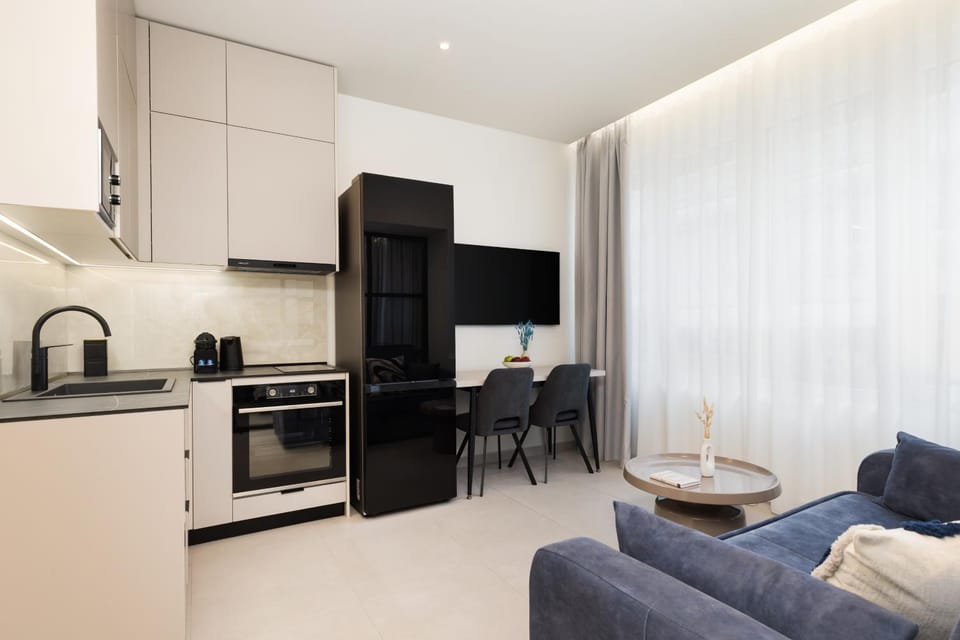 TV and multimedia, Coffee/tea facilities, Kitchen or kitchenette, Living room, Dining area, oven, kitchen, kitchen
