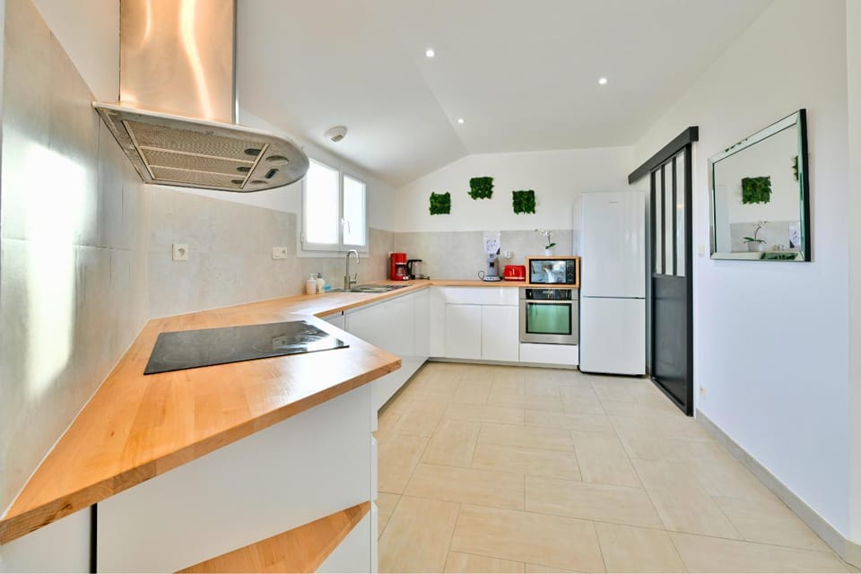 Coffee/tea facilities, dishwasher, oven, stove, toaster