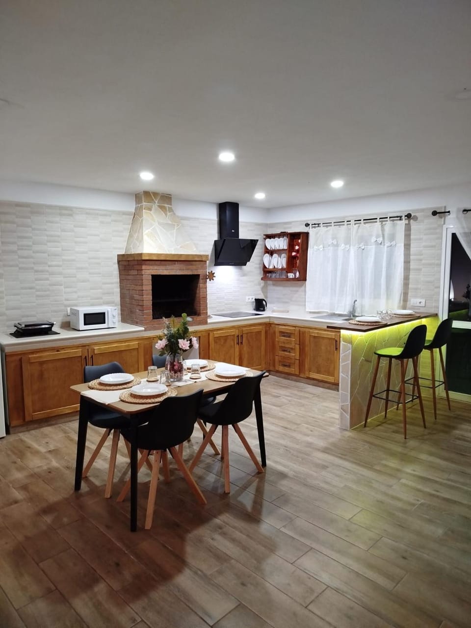 Kitchen or kitchenette, Dining area, stove