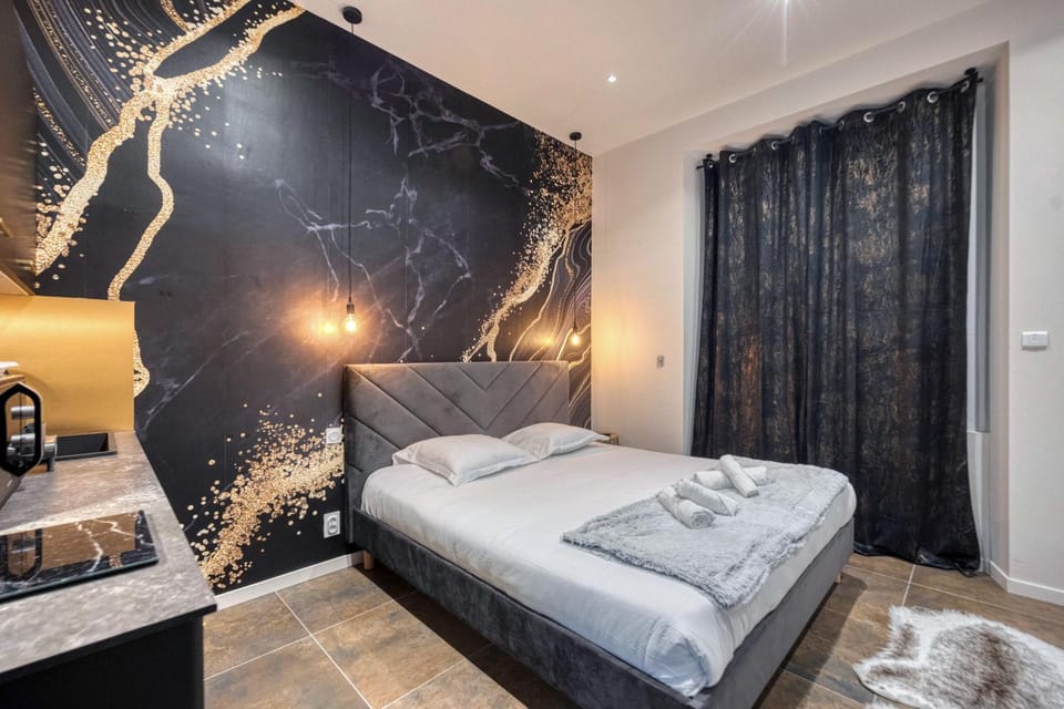 Bed, Photo of the whole room, Bedroom, towels
