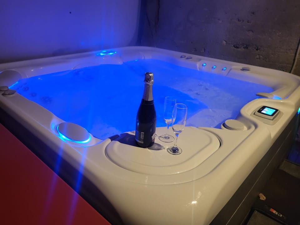 Hot Tub, Hot Tub