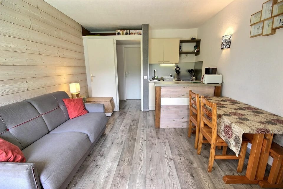 Kitchen or kitchenette, Living room, Seating area, Dining area