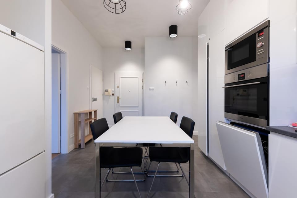 Kitchen or kitchenette, Dining area, oven