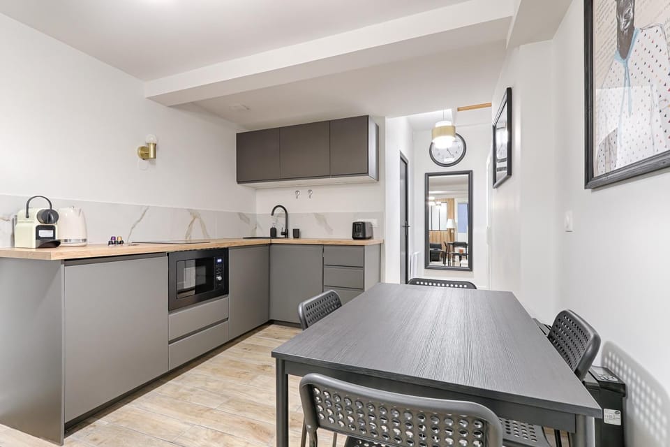 Kitchen or kitchenette, Dining area, stove