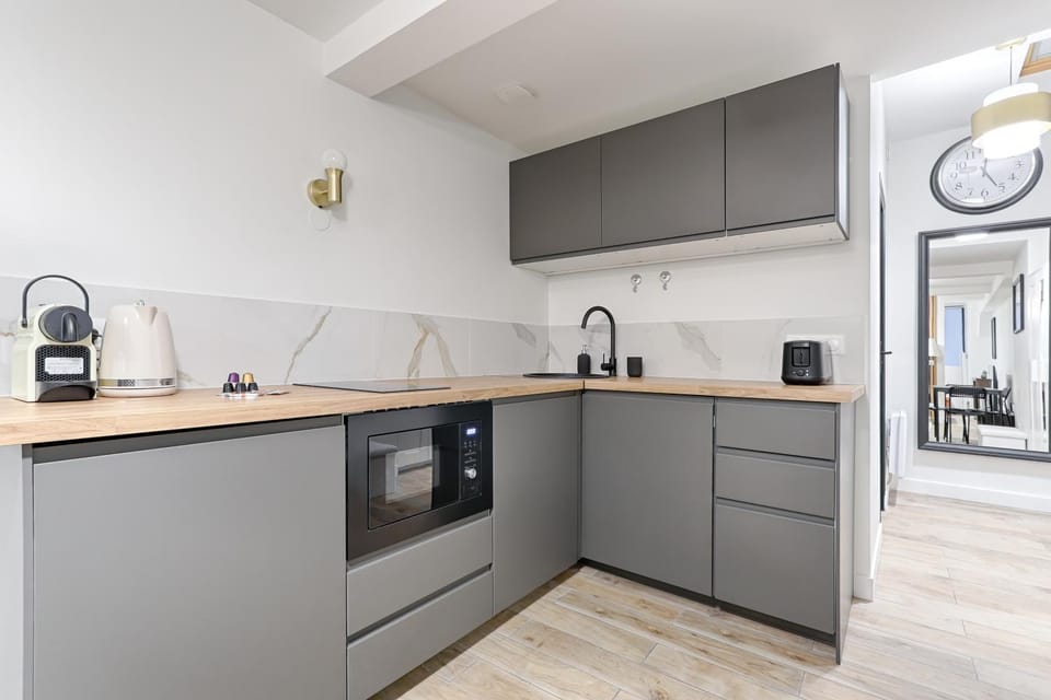 Coffee/tea facilities, Kitchen or kitchenette, stove, toaster