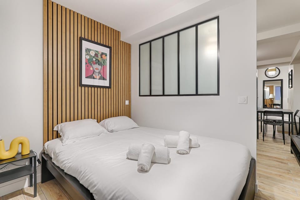 Bed, Living room, Photo of the whole room, Seating area, Bedroom, towels