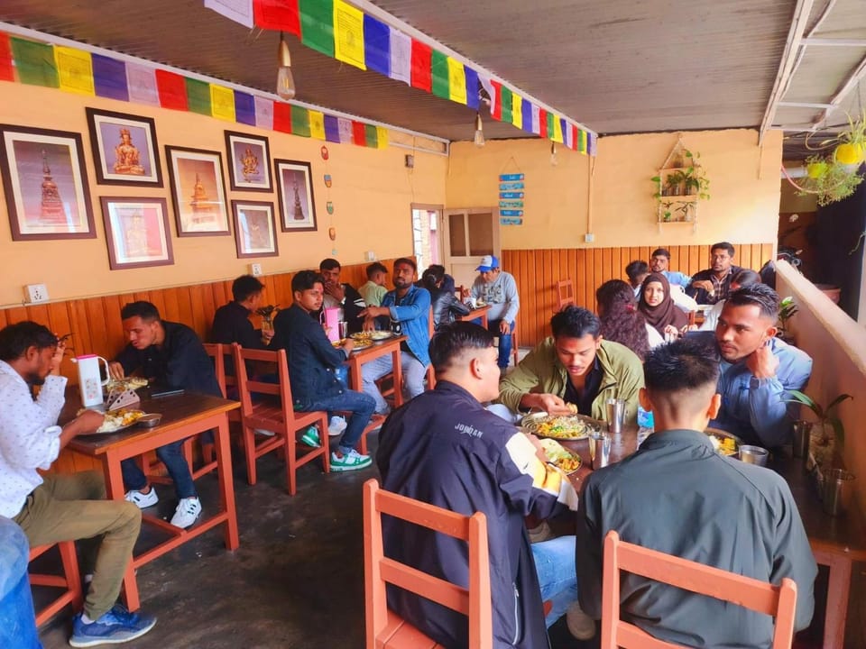 Restaurant/places to eat, People, Food and drinks, Food, group of guests