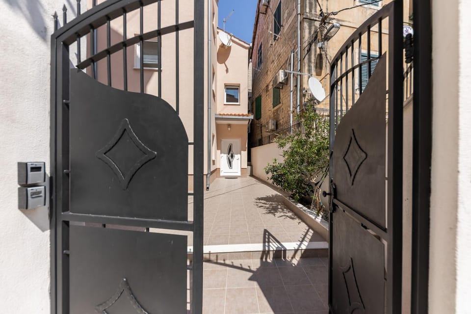 Property building, Neighbourhood