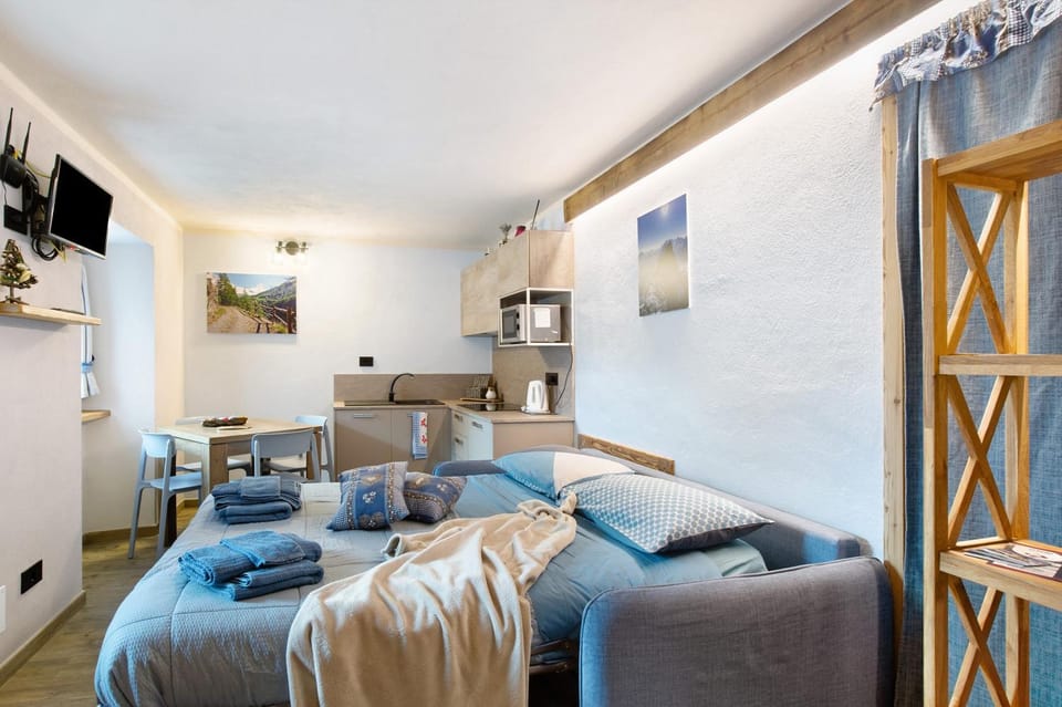 Property building, Living room, Bedroom