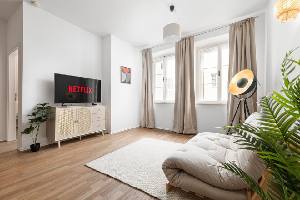 Communal lounge/ TV room, TV and multimedia, Living room, Seating area, Evening entertainment