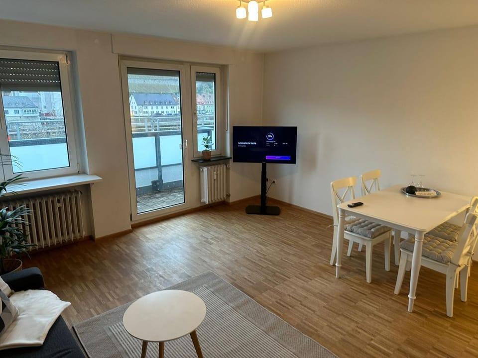 TV and multimedia, Living room, Seating area, Dining area
