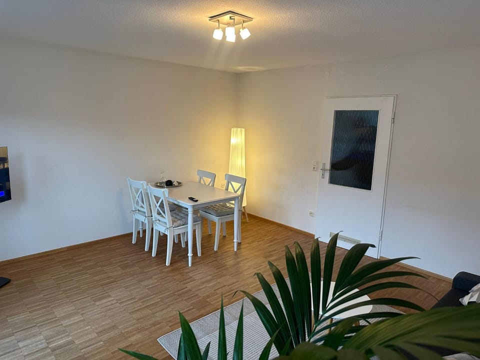 Communal lounge/ TV room, TV and multimedia, Living room, Seating area, Dining area