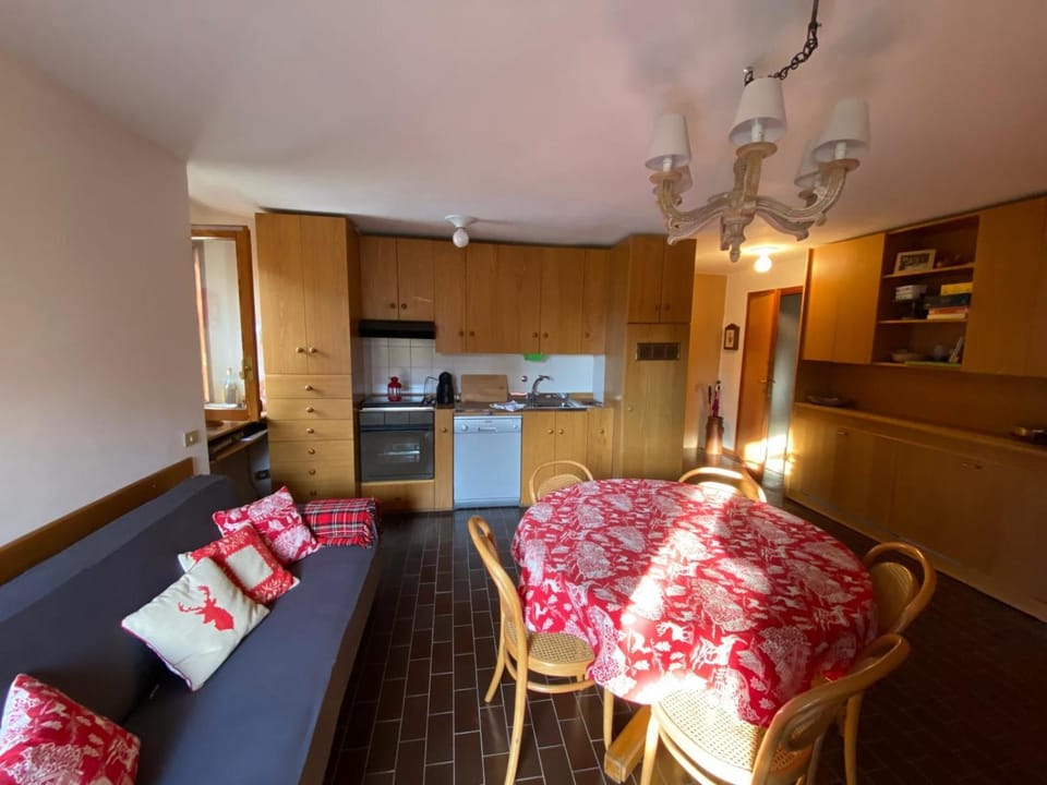 Kitchen or kitchenette, Living room, Seating area, Dining area, dishwasher, oven, pet friendly, stove