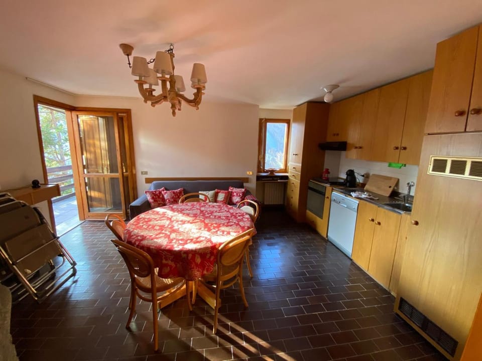 Kitchen or kitchenette, Living room, Seating area, Dining area, dishwasher, oven, pet friendly, stove