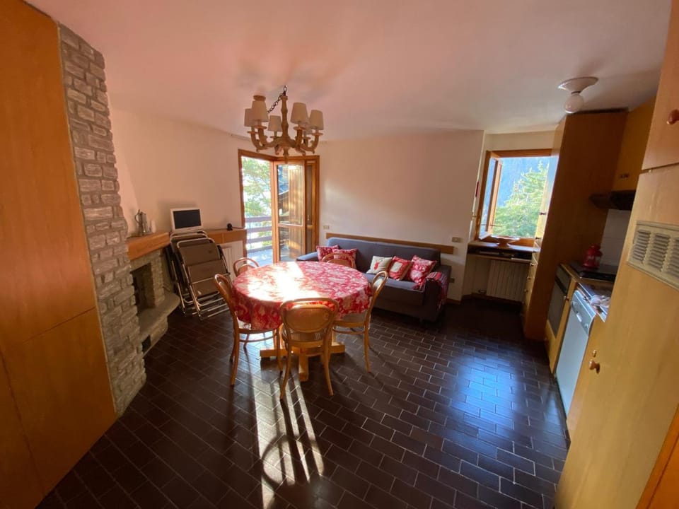 Kitchen or kitchenette, Living room, Seating area, Dining area, oven, pet friendly, stove