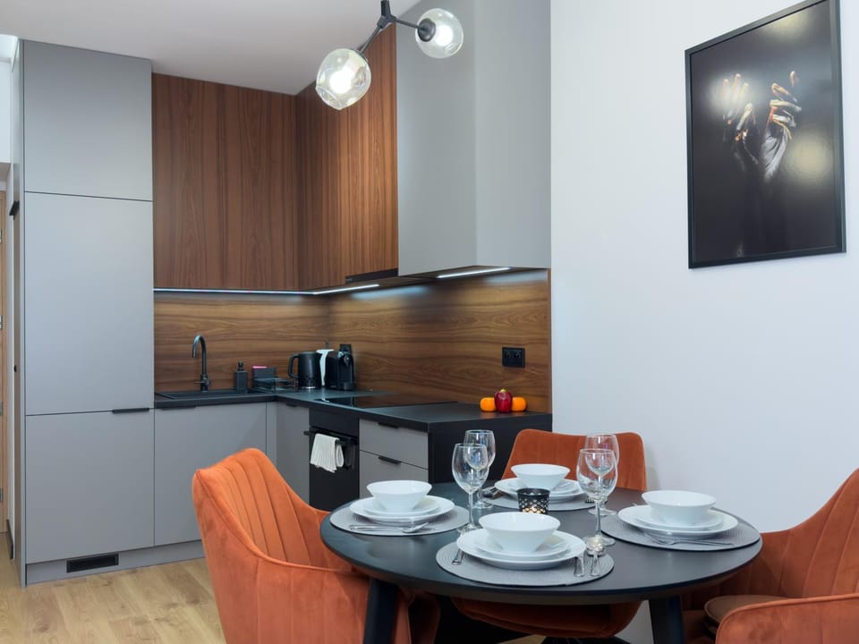 Kitchen or kitchenette, Dining area