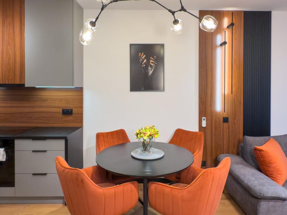 Seating area, Dining area