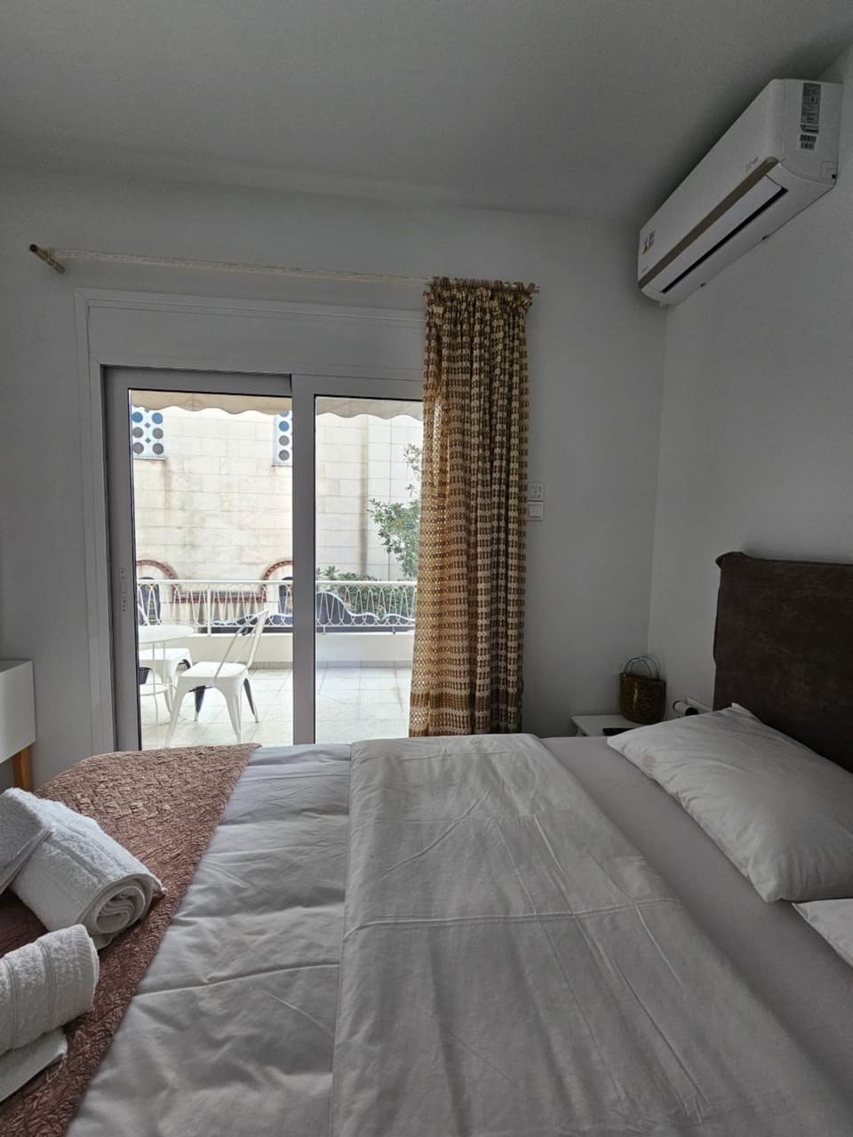 Bed, Photo of the whole room, Bedroom, internet, towels, air conditioner