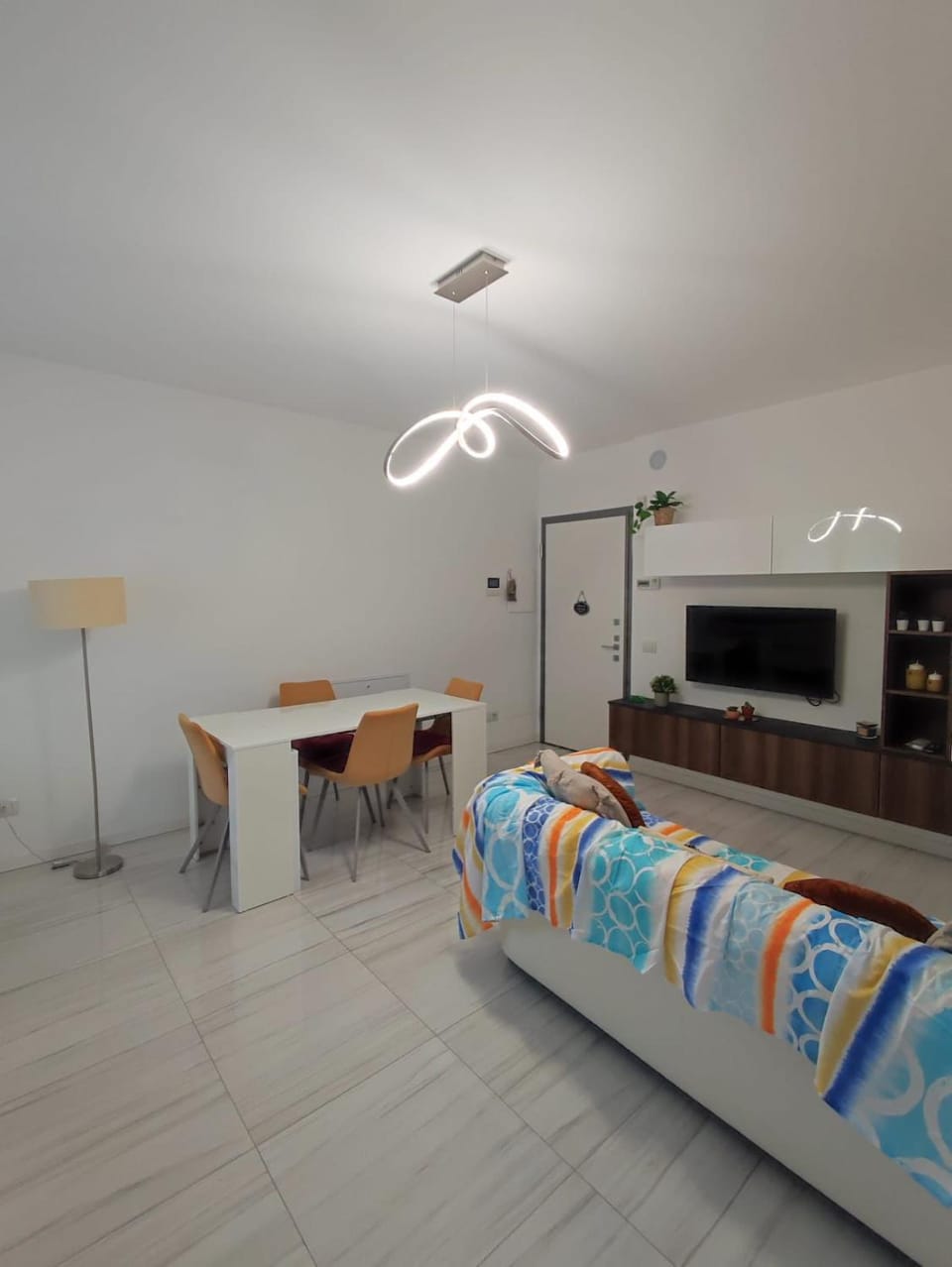 TV and multimedia, Kitchen or kitchenette, Living room, Seating area, Dining area