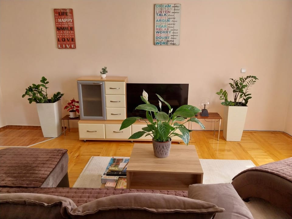 TV and multimedia, Living room, Evening entertainment