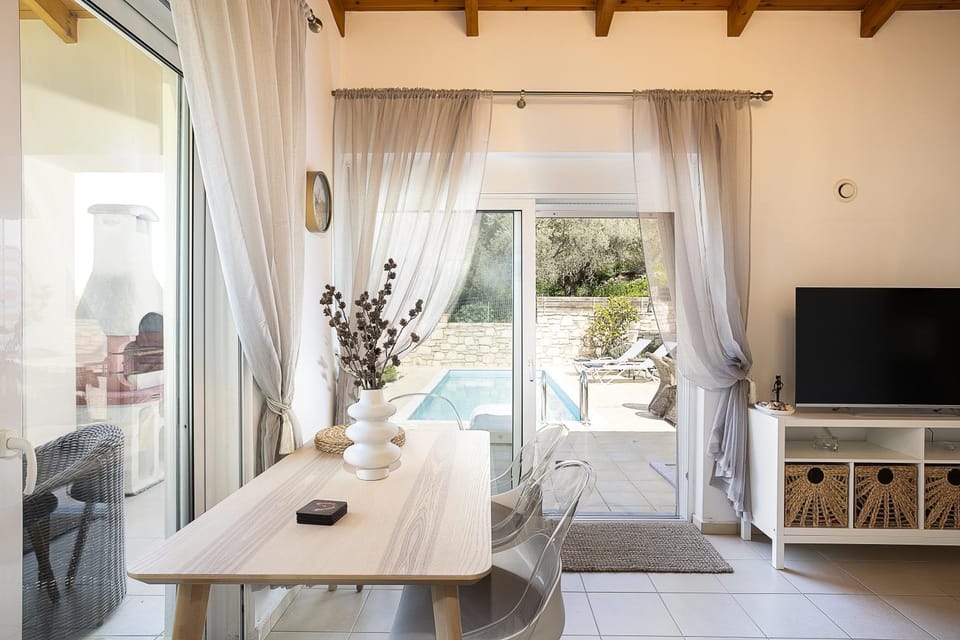 Dining area, Pool view