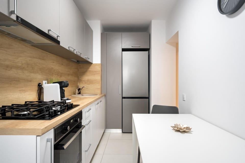 Coffee/tea facilities, Kitchen or kitchenette, oven, stove