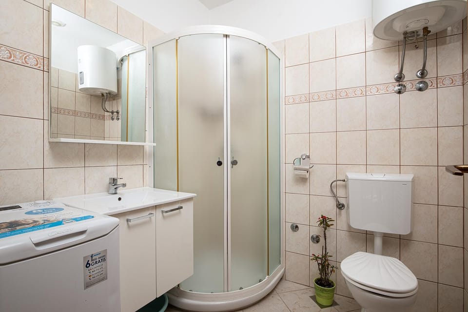 Shower, Toilet, Bathroom, towels