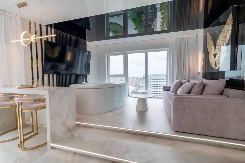 Hot Tub, TV and multimedia, Living room, Seating area