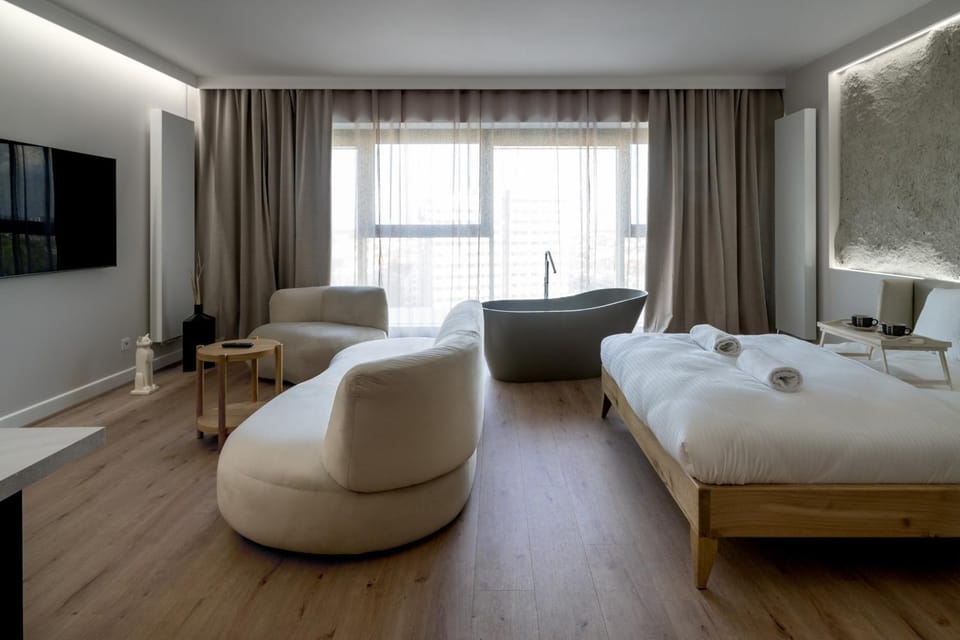 Bed, TV and multimedia, Photo of the whole room