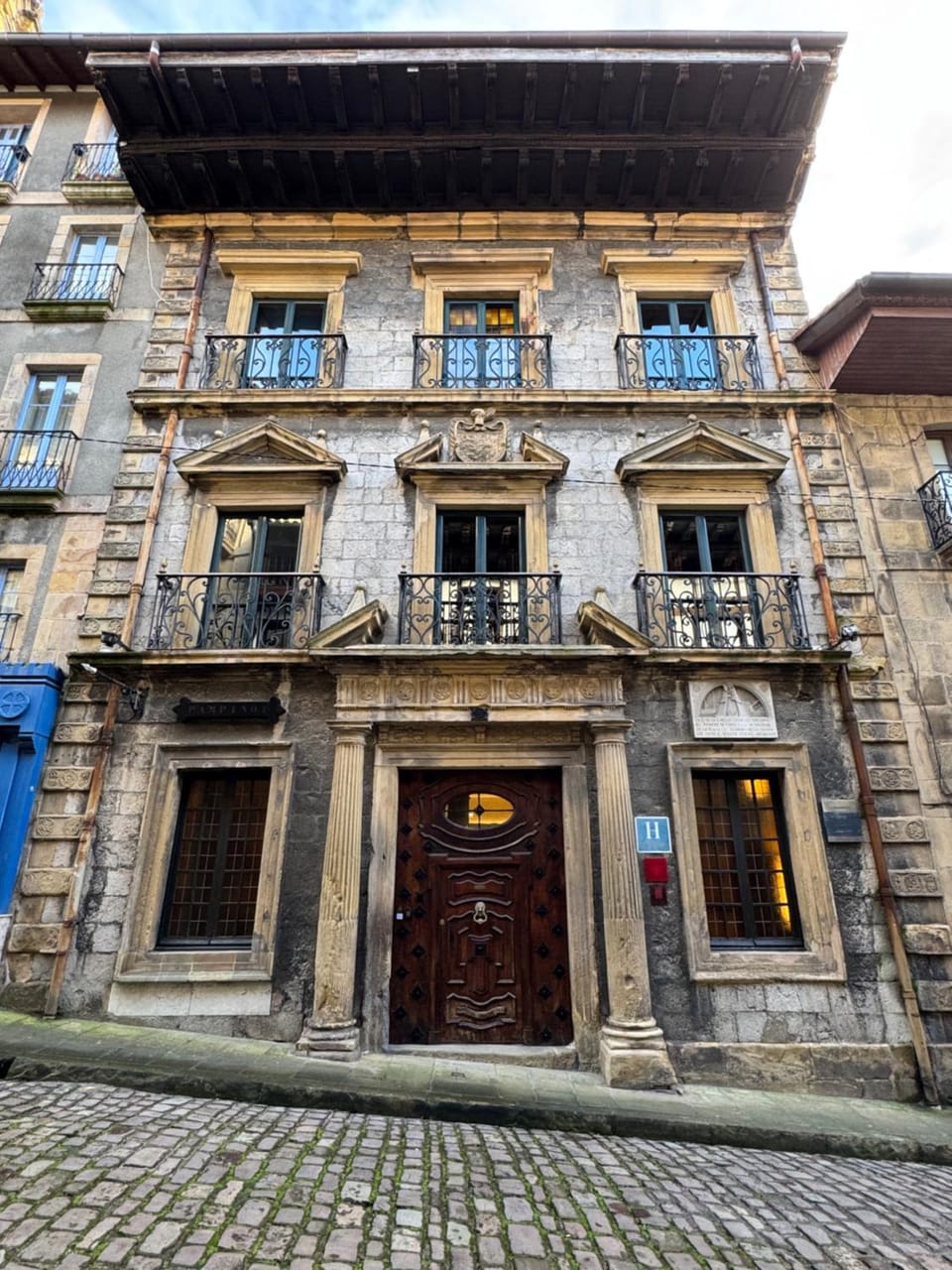 Property building, Facade/entrance, Day, Landmark view
