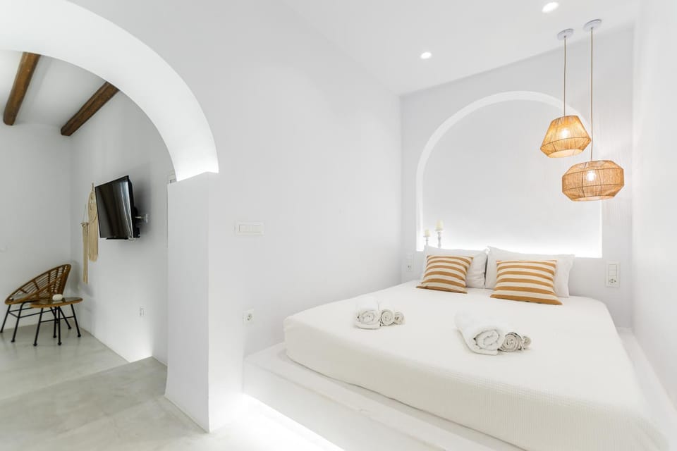 Bed, TV and multimedia, Living room, Photo of the whole room, Seating area, Bedroom