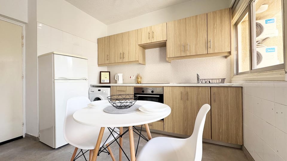Kitchen or kitchenette, Dining area, microwave, minibar, oven, pet friendly, stove, toaster, washing machine