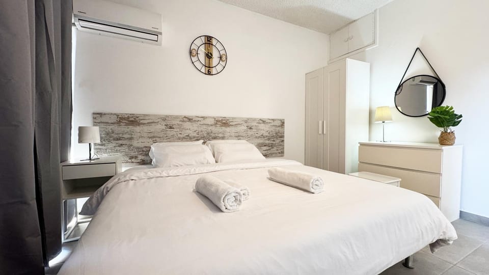 Bed, Kitchen or kitchenette, Photo of the whole room, Bedroom, towels, wardrobe