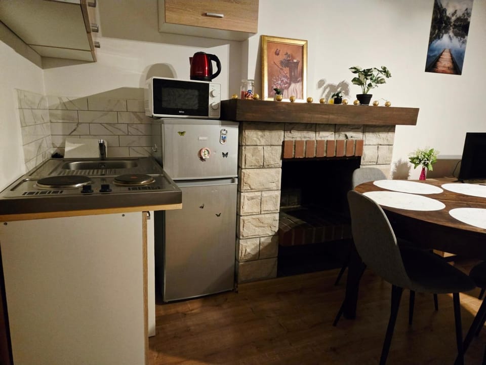 Kitchen or kitchenette, oven, stove