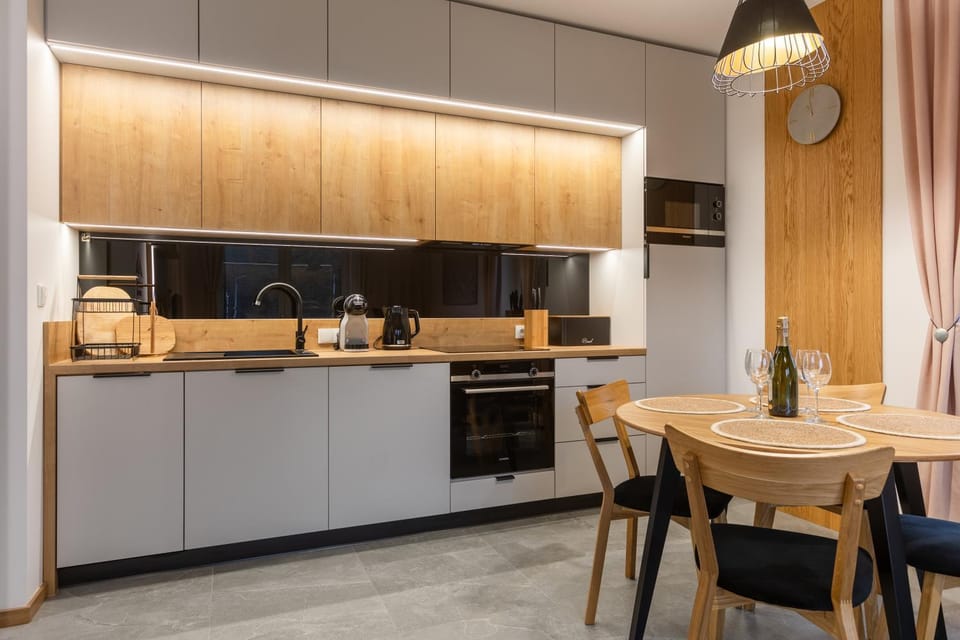 Kitchen or kitchenette, dishwasher, stove