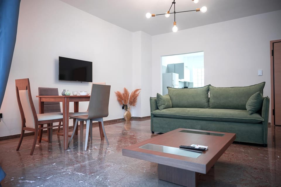 Communal lounge/ TV room, TV and multimedia, Living room, Seating area, Dining area, Evening entertainment