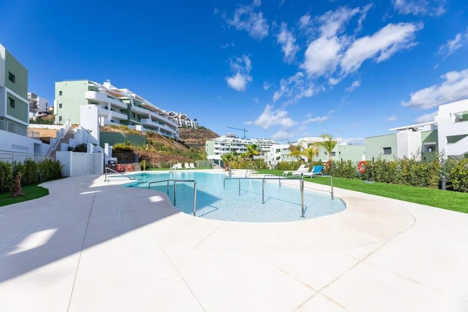 Luxury 2BD Flat - Pools - Parking - Spa - Gym Apartment in Sitio de Calahonda