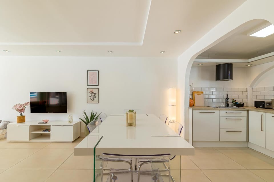 TV and multimedia, Kitchen or kitchenette, Dining area