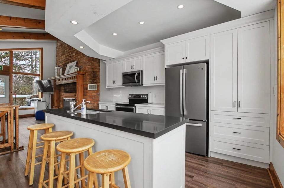 Birch View- Balcony-Backyard-Parking-Sauna-Sleeps 20 Chalet in Grey Highlands