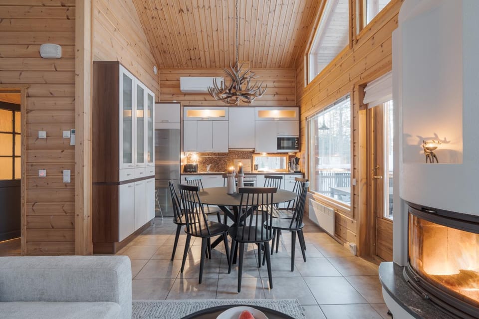 Kitchen or kitchenette, Dining area, fireplace, air conditioner