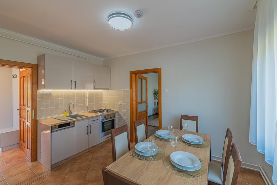 Kitchen or kitchenette, Dining area, stove