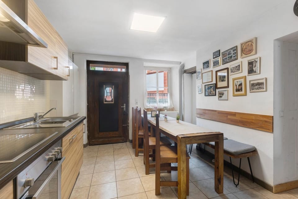 Property building, Kitchen or kitchenette, Living room
