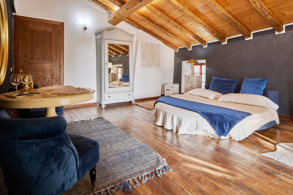 Bed, Living room, Photo of the whole room, Bedroom