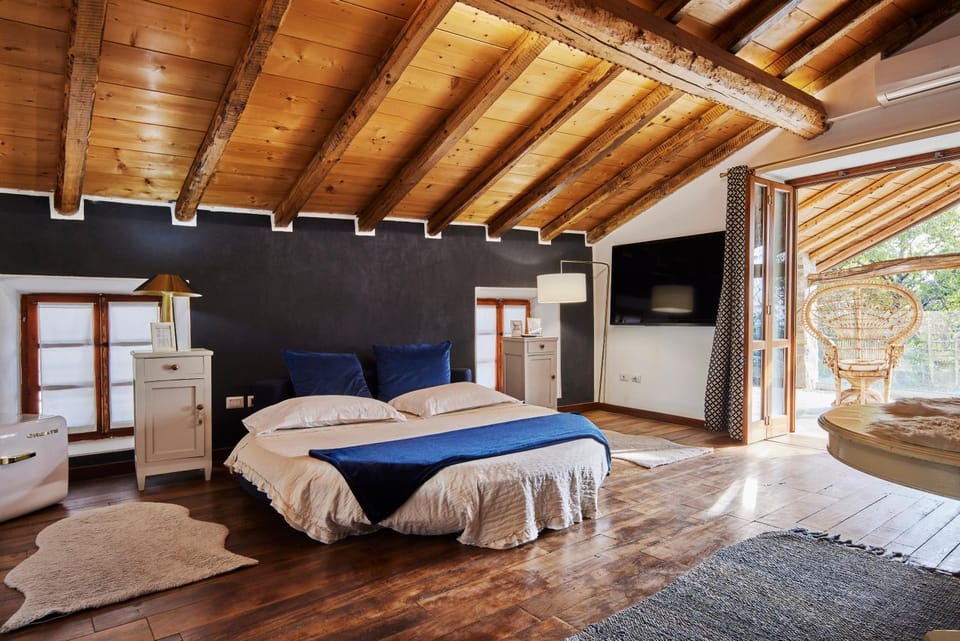 Bed, TV and multimedia, Photo of the whole room, Bedroom
